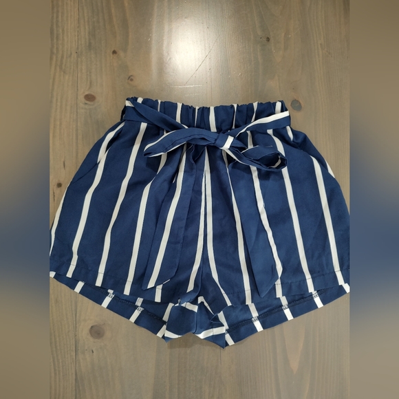 Women's shorts - Picture 1 of 3
